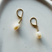 Load image into Gallery viewer, PEARL EARRINGS
