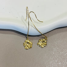 Load image into Gallery viewer, HIBISCUS FLOWER EARRINGS
