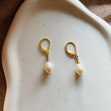 Load image into Gallery viewer, PEARL EARRINGS
